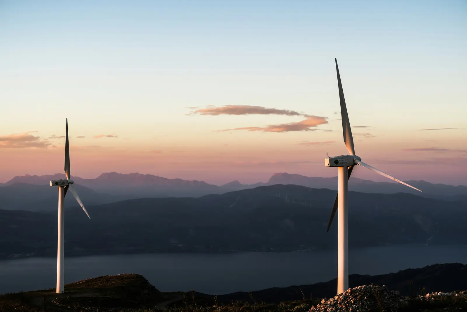 Windräder bei Sonnenuntergang als Symbol für erneuerbare Energien