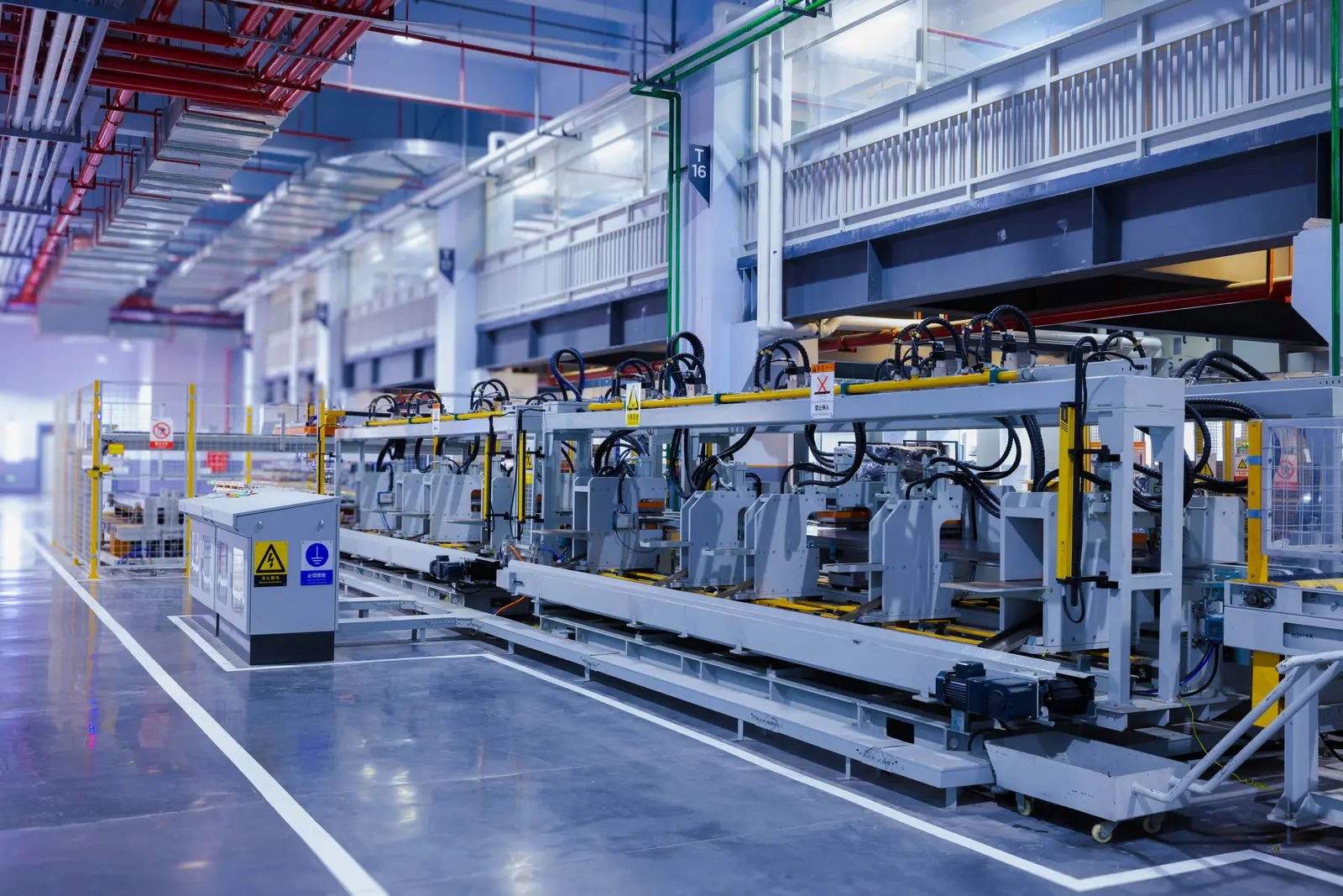 Moderne Industrieanlage mit automatisierten Produktionsmaschinen