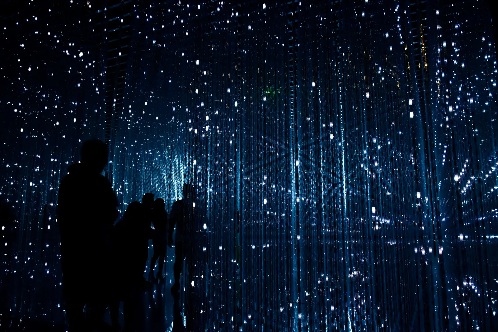 Digitale Lichtinstallation als Symbol für Technologie und Innovation