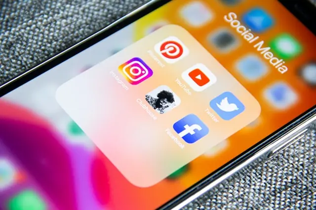 Smartphone-Display mit geöffnetem Social-Media-Ordner, darunter Instagram, YouTube und Facebook, als Bezug zur digitalen Werbeplattform Knorex vor ihrem Börsengang an der NYSE American
