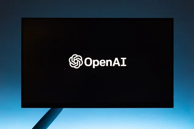 OpenAI bereitet einen Börsengang mit bis zu einer Billion Dollar Bewertung vor. Die SEC-Einreichung könnte schon 2026 erfolgen, das Listing 2027.