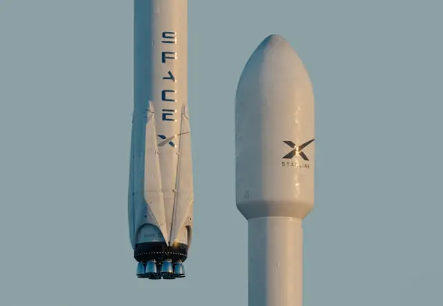 SpaceX-Schriftzug auf Falcon-9-Rakete neben Starlink-Raketenspitze vor dem Hintergrund der Aktienschwemme nach dem Lock-up