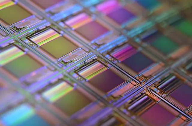 Nahaufnahme eines Siliziumwafers mit schillernden Chip-Strukturen im Kontext der Kursrally von Navitas Semiconductor durch Nvidia-Rückenwind