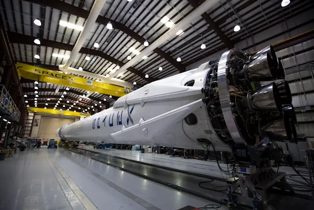 Horizontal in einer Montagehalle liegende Falcon-Rakete von SpaceX mit sichtbaren Triebwerken am Heck, als Bezug zur Aktie nach dem Börsengang