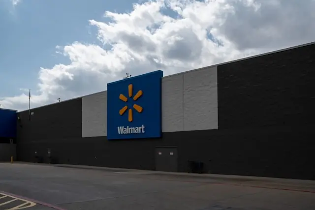 Walmart-Logo an der Fassade einer Filiale mit leerem Parkplatz vor dem Hintergrund des Härtetests für den US-Konsum