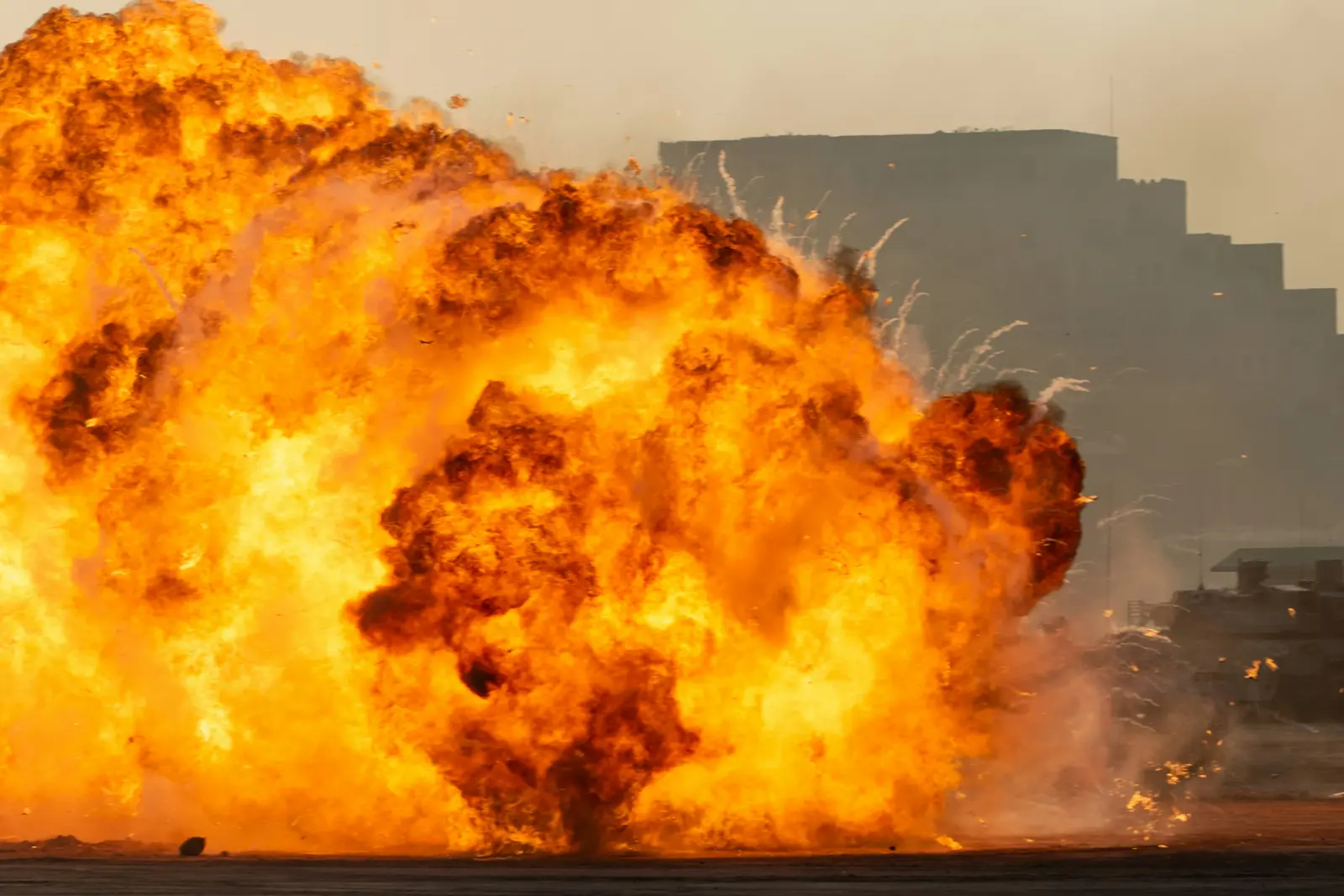 SpaceX-Startabbruch belastet die Aktie – Feuerball einer Explosion Großer Feuerball mit dunklem Rauch vor Gebäudesilhouetten als Bezug zum Startabbruch bei SpaceX und dem Druck auf die Aktie
