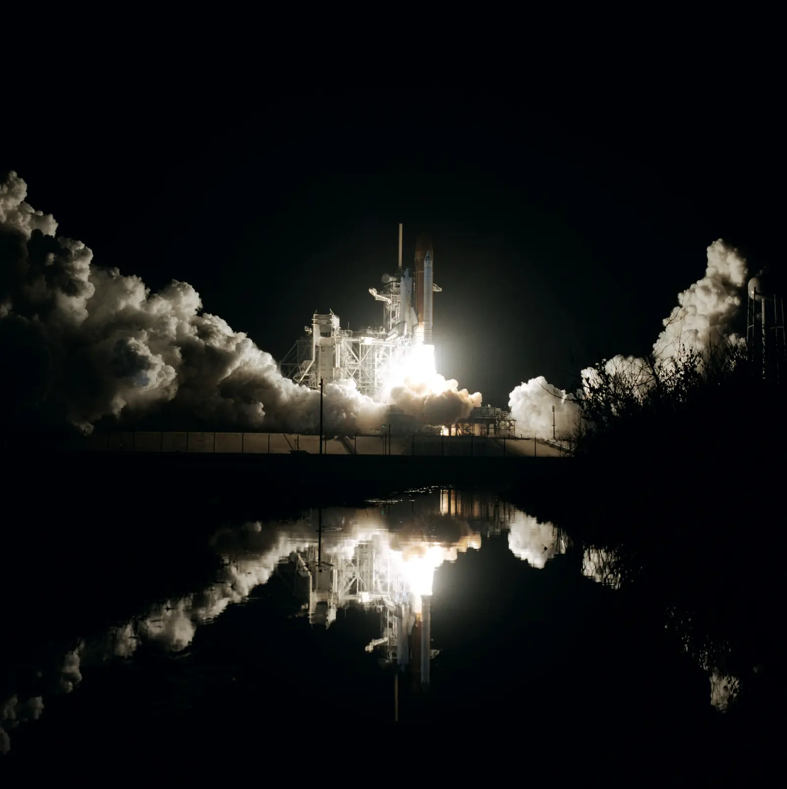 Space C schwankt in der ersten Woche Bild zeig eine startende Rakete bei Nacht symbolisch für den turbulenten und nicht ganz so guten Start der Space x Aktie an der Börse