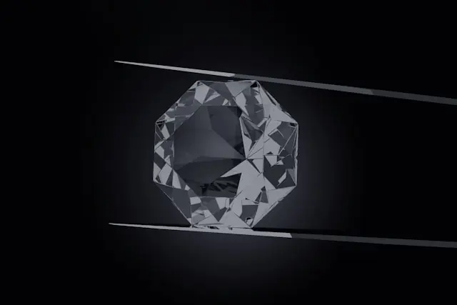 Naturdiamant mit fallendem Karatpreis in der Pinzette vor dunklem Grund Geschliffener Diamant in einer Pinzette vor schwarzem Hintergrund als Bezug zum gesunkenen Preis für ein Karat Naturdiamant