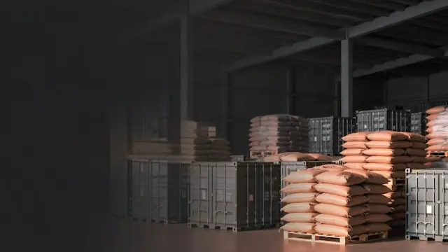 Rohstofflager mit gestapelten Säcken und Containern Rohstofflager mit gestapelten Säcken und Containern
