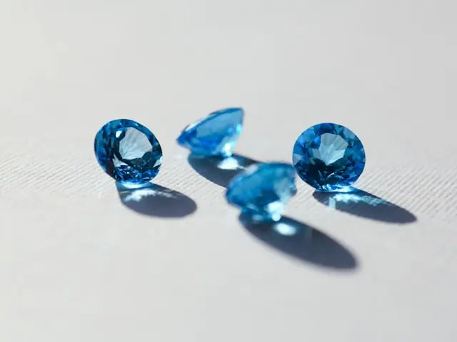 Geschliffene blaue Edelsteine auf hellem Untergrund Geschliffene blaue Edelsteine auf hellem Untergrund