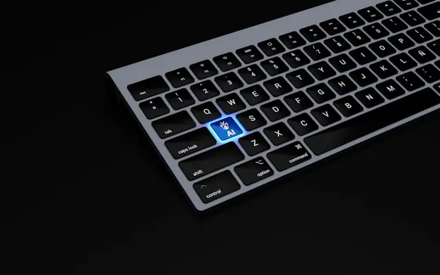 Tempus AI mit 24 Prozent Kursplus nach Zukauf und KI-Taste am Keyboard Tastatur mit blau beleuchteter KI-Taste vor dunklem Hintergrund im Zusammenhang mit dem Zukauf und Kursplus von Tempus AI