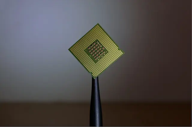 Broadcom vor entscheidendem Quartalsbericht: Anleger setzen auf KI-Boom Prozessorchip auf einer Halterung vor unscharfem Hintergrund. Der Halbleiterkonzern Broadcom steht kurz vor der Veröffentlichung wichtiger Geschäftszahlen, die als Gradmesser für die Entwicklung des KI-Chipmarktes gelten