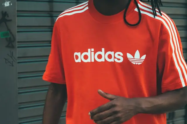 Adidas Q1 2026: Aktie steigt um 9 % nach starken Ergebnissen | DieSpekulanten Adidas legt im ersten Quartal 2026 währungsbereinigt um 14 % auf 6,6 Milliarden Euro zu. Die Aktie gewinnt 9 %, gekrönt vom Marathon-Erfolg als besonderes Highlight.