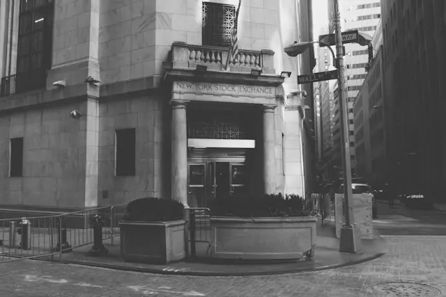 Die größten IPOs der Geschichte – Eingang der New Yorker Börse Schwarz-weiße Aufnahme des Eingangs der New York Stock Exchange an der Wall Street, Schauplatz vieler großer Börsengänge