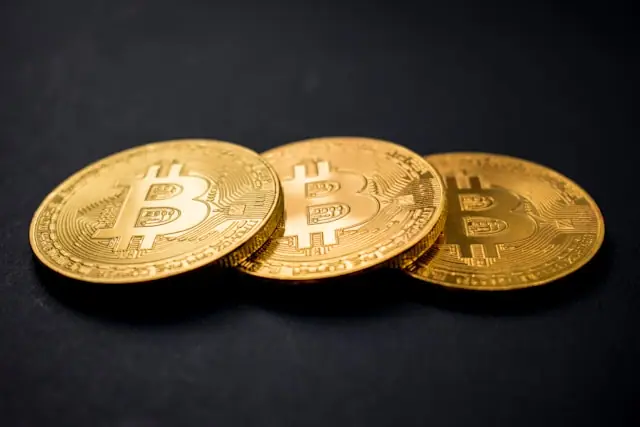Bitcoin-ETF fehlt in Europa mit drei goldenen Bitcoin-Münzen Drei goldene Bitcoin-Münzen nebeneinander auf dunklem Untergrund als Bezug zum fehlenden Bitcoin-ETF in Europa