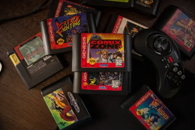 Retro-Spiele als Wertanlage mit Sega-Genesis-Modulen und Controller Mehrere Sega-Genesis-Module und ein Controller auf einem Holztisch im Zusammenhang mit der Wertsteigerung seltener Retro-Spiele