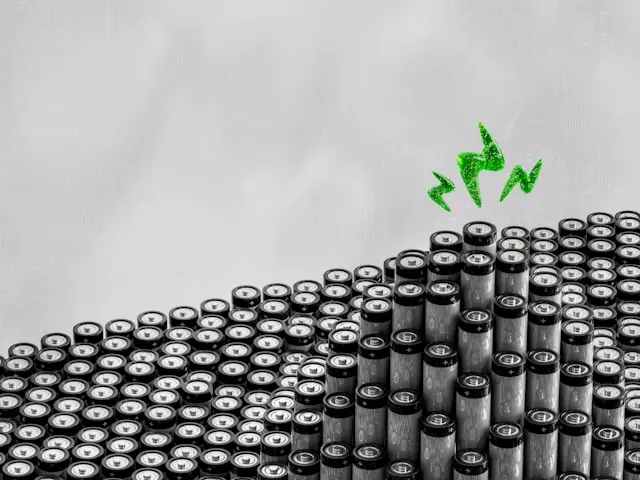 Bloom Energy als KI-Infrastruktur-Aktie – Batterien mit grünem Blitz Viele aufgereihte Rundzellen-Batterien von oben mit grünen Blitzsymbolen als Bezug zu Bloom Energys Rolle als Stromversorger für KI-Rechenzentren