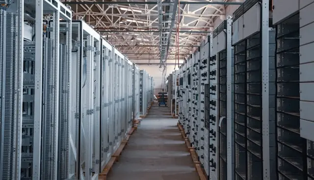 Xos Power Hub Launch – Serverreihen in einem KI-Rechenzentrum Lange Reihen aus Serverracks in einer Rechenzentrumshalle als Bezug zum Power Hub Launch von Xos für KI-Infrastruktur
