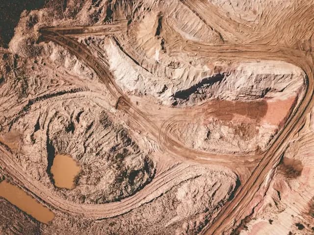 Hycroft mit Kursplus nach neuen Silberfunden im Tagebau Luftaufnahme eines Tagebaus mit Abbaustufen, Transportwegen und Wasserbecken als Bezug zu neuen Silberfunden bei Hycroft