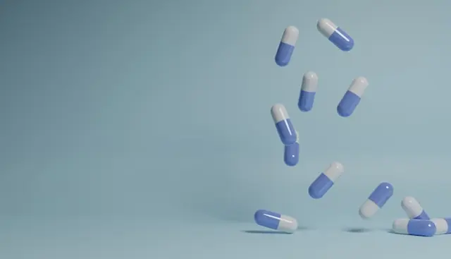 BioNTech mit Kurssprung von 20 Prozent im Sog von Moderna Blau-weiße Kapseln verteilt vor hellblauem Hintergrund als Bezug zum Kurssprung der BioNTech-Aktie im Sog von Moderna