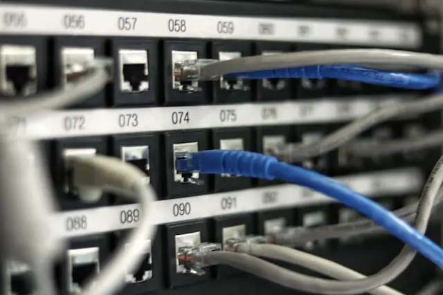 FatPipe IPO an der Nasdaq – Netzwerk-Switch mit LAN-Kabeln Mehrere LAN-Kabel in einem Netzwerk-Switch als Bezug zum Börsengang des SD-WAN-Anbieters FatPipe an der Nasdaq