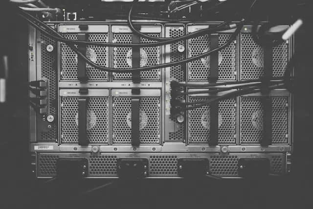 ChronoScale-Aktie im Höhenflug – Server-Racks im Rechenzentrum Schwarz-weiße Nahaufnahme mehrerer Server-Racks mit Kabeln in einem Rechenzentrum als Bezug zum Technologieunternehmen ChronoScale nach dem Kursanstieg durch den neuen Tesla-Veteranen.