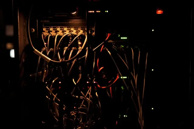CoreWeave-Börsengang – Servernetzwerk mit Kabeln und LEDs Dicht verkabeltes Servernetzwerk mit grünen und roten LED-Signallichtern als Verweis auf die KI-Infrastruktur des Börsenaspiranten CoreWeave