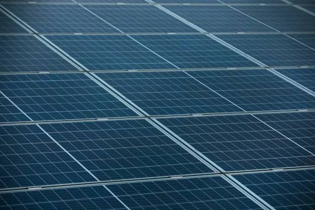 T1 Energy steigt 956 % – Solarmodule einer Freiflächenanlage Großflächige Solarmodule einer Photovoltaikanlage als Bezug zur Kursrally und Akquisitionsstrategie von T1 Energy