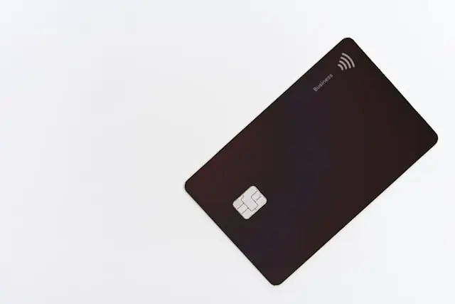 Chime Financial IPO: Die Neobank für 196 Millionen Amerikaner Dunkle Business-Kreditkarte mit EMV-Chip und NFC-Symbol auf weißem Hintergrund