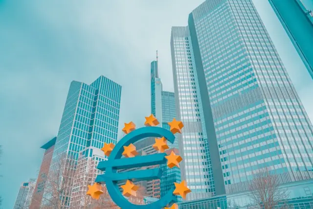 EZB vor Zinswende: Iran-Krieg erhöht Druck auf Europas Notenbank Euro-Skulptur vor den Hochhäusern der Europäischen Zentralbank in Frankfurt. Steigende Energiepreise infolge des Iran-Kriegs erhöhen die Inflationsrisiken und könnten die EZB zu einer restriktiveren Zinspolitik zwingen.