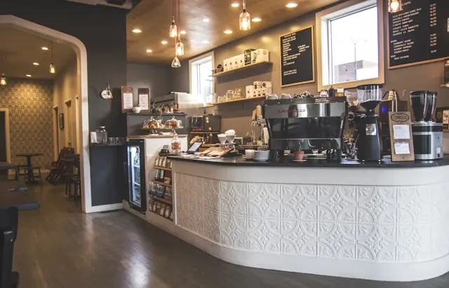 Black Rock Coffee Bar IPO – Café-Tresen mit Siebträgermaschine Moderner Café-Tresen mit Siebträgermaschine und Menütafeln als Bezug zum geplanten Nasdaq-Börsengang der US-Kaffeekette Black Rock Coffee Bar