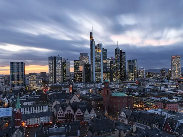 Drei Börsengänge in Frankfurt im ersten Quartal 2026 sollten die Rückkehr des IPO-Markts einläuten. Fünf Wochen danach notiert jedoch nur eines der drei Unternehmen deutlich im Plus. Frankfurts Börsengang-Renaissance im Faktencheck | DieSpekulanten