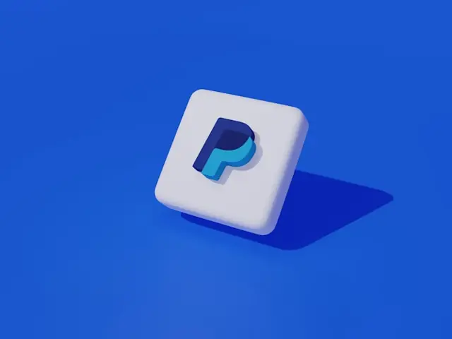 PayPal im Übernahmepoker mit 3D-Logo auf blauem Hintergrund PayPal-Logo auf weißem 3D-Würfel vor blauem Hintergrund im Zusammenhang mit dem Übernahmepoker um den Zahlungsdienstleister