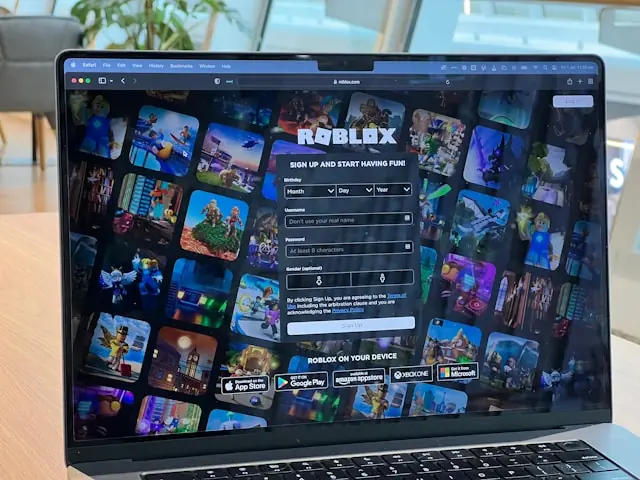 Roblox Corporation (RBLX) rutscht nach einer gesenkten Bookings-Prognose um 18 % ab. Neue Sicherheitsmaßnahmen dämpfen das Wachstum, während Analysten an der Wall Street ihre Kursziele deutlich kürzen. Roblox-Aktie stürzt 18% nach Q1 | DieSpekulanten