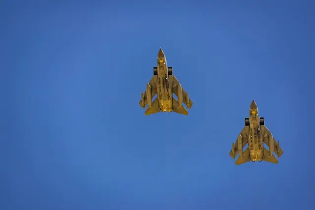 Applied Aerospace and Defense auf Allzeittief mit zwei Kampfjets am Himmel Zwei Kampfjets in Formation vor wolkenlosem blauem Himmel von unten fotografiert als Bezug zum Kursrutsch der Applied Aerospace and Defense Aktie auf ein neues Allzeittief