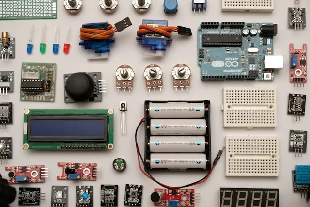 Jabil vor Quartalszahlen – Elektronikkomponenten und KI-Hardware Arduino-Board, Servomotoren, Sensoren und Steckplatinen auf hellem Untergrund als Bezug zu Jabils Elektronikfertigung und KI-Infrastruktur