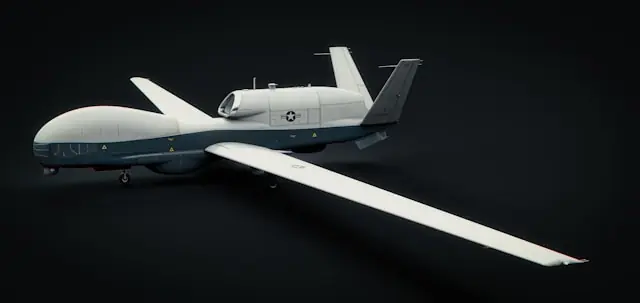 Redwire-Aktie im Aufwind – Militärdrohne mit US-Markierung Militärische Aufklärungsdrohne mit US-Hoheitszeichen vor dunklem Hintergrund als Bezug zum Drohnenauftrag und Kursanstieg bei Redwire.