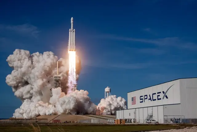 SpaceX startet Rakete vor historischem Börsengang Raketenstart von SpaceX vor einem Firmengebäude des Raumfahrtunternehmens. SpaceX bereitet den Börsengang vor, der mit einer Bewertung von bis zu 1,8 Billionen US-Dollar als größter IPO der Geschichte gelten könnte.