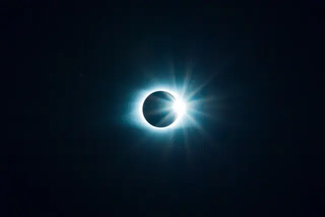 Rechenzentren im All als Anlagethema – totale Sonnenfinsternis Totale Sonnenfinsternis mit hellem Diamantring-Effekt vor dunklem Himmel als Bezug zu Rechenzentren im Erdorbit