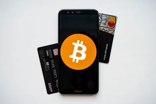 Antalpha plant den Börsengang an der Nasdaq unter dem Ticker „ANTA“. Das Unternehmen fokussiert sich auf die Finanzierung von Bitcoin-Mining-Unternehmen, vermittelte bereits Kredite im Volumen von 2,8 Milliarden US-Dollar und arbeitet eng mit Bitmain Antalpha IPO: Alle Infos zum Börsengang 2025 | DieSpekulanten