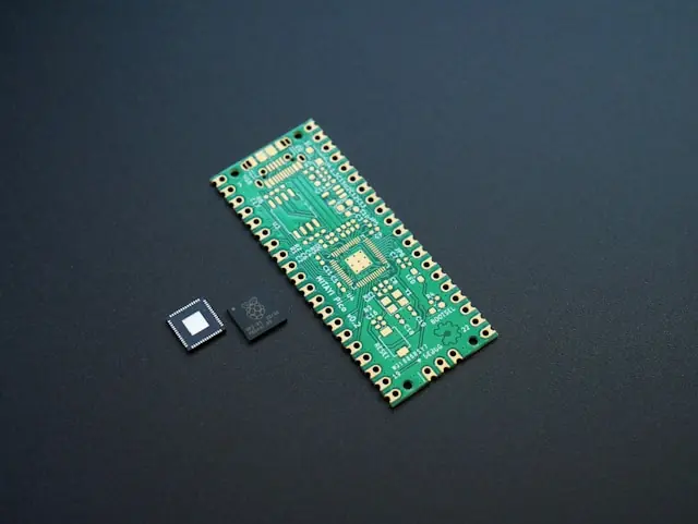 Marvell zum KI-Chipkonzern – Mikrochip und Platine auf dunklem Untergrund Ein einzelner Mikrochip und eine grüne Leiterplatte auf dunklem Untergrund als Bezug zur wachsenden Bedeutung von Marvell im KI-Chipmarkt